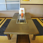 Shokudouen - １卓で６名（最大８名）座れます。１卓で焼き台が２台ありますので大人数でも安心です