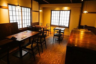 Motsukichi Sutando - 古民家を改装した店内、アンティークな内装です。
