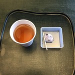 鶴屋吉信 - 頂いたブルーベリー餅と冷たい焙じ茶