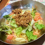 ガスト - 「冷やしサラダタンタン麺」（599円+税）。