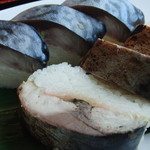 鯖と創作料理の店 廣半 - 鯖寿司は生と焼の２種盛