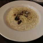 黒トリュフ薫るクリームパスタ