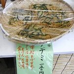 オジョリ - チヂミは4分の1枚くらいが150円で販売されています