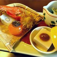 浮月楼 - 八寸(青海苔車海老 　栗湯葉揚げ 黄身味噌漬け むかご白半片 胡麻豆腐 菊、三つ葉、松茸)