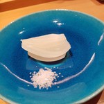 鮨　あずま - 蒸し＆焼き玉ねぎは熱々で甘い～