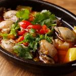 MENUDE - 牡蠣とポワローのアヒージョ　コリアンダー風味