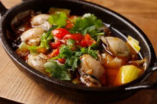 MENUDE - 牡蠣とポワローのアヒージョ　コリアンダー風味