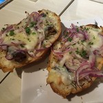 クワトロチンクエ - スモークサーモン＆オイルサーディンのチーズブルスケッタ(450円)