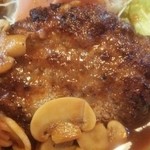 洋食ライスハウス - 巨大なハンバーグ