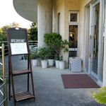 キッチンイナバ - 右の扉がお店の入口