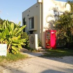 キッチンイナバ - 自販機のところが建物への入口