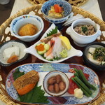 ペンションプチポワ - 朝食の籠膳   小鉢がたくさん