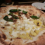 かがやくいろ - 生ハムと水菜＆牛すじのピザハーフ＆ハーフ