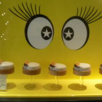 ピエール・エルメ・サロン・ド ・テ - 入り口のディスプレー