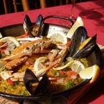 梭子蟹和海鲜的西班牙海鲜饭