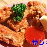 居酒屋 美味 さくら亭 - 複数のスパイスを独自にブレンドして漬け込んだ知床鶏のもも使用のザンギ。