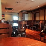 奥の小窓の向こう側で蕎麦を打っています。