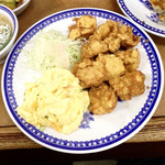 龍華 - 唐揚げランチ(¥680)のおかず
      Aランチより唐揚げは少し多めになってるように思う