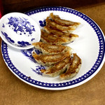 龍華 - 餃子一人前(¥380)
      小ぶりだが味は良い！