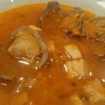 アマ・ルール - サラリとしたトマトベース、アサリや鱈にエストラゴンの風味が華やか、魚介のスープ