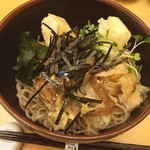 Teuchi Soba Yuutoku - ぶっかけ蕎麦⊱(*" ڡ "*)⊰
                        
                        職場近くの手打ち蕎麦のお店にまたまた来店。
                        
                        先日は夏野菜のぶっかけを頼んだので、今回は通常のぶっかけを注文。
                        
                        舞茸のお餅の天ぷらが載ったお蕎麦は店長さんが毎日手打ちしていてるんですが、少し透き通ってとってもキレイな麺です。蕎麦の風味がしっかり感じられるのが良い♡(⁼̴̀ૢ꒳​⁼̴́ૢ๑)
                        
                        天ぷら達もサクサクでお蕎麦をしっかり引き立ててくれるのですが、お餅