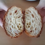 コシニール ベーカリーカフェ - クロワッサン割る