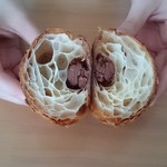 コシニール ベーカリーカフェ - チョコクロワッサン割る