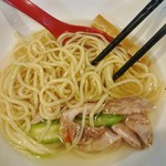 紅 - 麺は冷たい出汁スープに浸かっている…