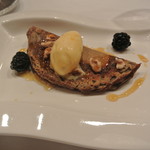 ヴィーノ・デッラ・パーチェ - ドルチェ１
      そば粉のクレープに山のチーズ、栗のはちみつかけにアイスクリーム