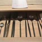 レヴォ - テーブルの引き出しのカトラリーセット