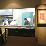 レヴォ - 厨房内の谷口シェフ