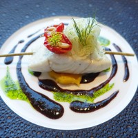 ナベノ-イズム - フヌイユの枝とともにゆっくりと焼き上げた鱸
                　ルイユ入りインカの目覚め、タプナードのジュ、アネットのピストゥ
                　フヌイユのレモン風味ピクルス