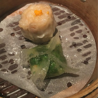 中国飯店 富麗華 - 上、海老シュウマイ
                  下、海老と豆苗の餃子