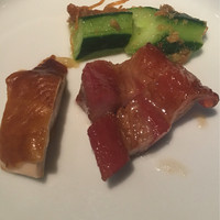 中国飯店 富麗華 - 前菜3種。右下がハチミツチャーシュー
                左下が香り鶏の焼きもの