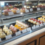 マテリエル - ケーキショーケース全景