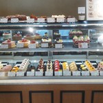 マテリエル - ケーキショーケース全景