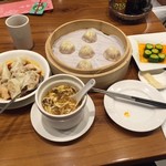 鼎泰豊 - 辣味黄瓜＋小龍包＋酸辣湯＋紅油抄手（蝦肉）　