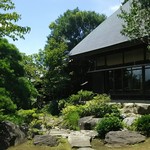 農産物直売所 みずほの村市場 - 敷地内にあるお蕎麦屋さん♪水車が回っています