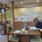 Juuwari Soba Kamoryouri Naraya - 店内の中央に大テーブル