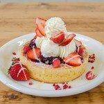 カフェ アクイーユ - いちごベリーパンケーキ