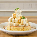 カフェ アクイーユ - バニラアイス＆ホイップクリーム＆バナナパンケーキ