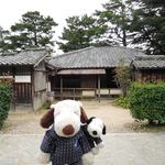 萩本陣 - 松陰が海外渡航しようとして見つかって、
      罰として幽閉されたのがここなんだ。
      最初は家族や近所の人にここで始めた講義が、
      のちの松下村塾につながっていくんだね。