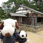 萩本陣 - 境内には松陰ゆかりの史跡がいろいろあるよ。
      ボキらの後ろに見えるのが松下村塾。
      普通の家みたいだよね。 
      