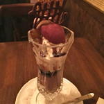 ペンギン堂 - 巨峰とチョコレートのパフェ￥１１００