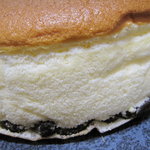 りくろーおじさんの店 - チーズケーキ（横から）