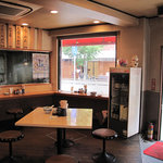 葱一 - 入店時はランチタイムにかかっており、近隣の会社員男子で占められてました。カウンター席とテーブル席があります。