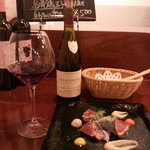 アフェット - バイ・ザ・グラスで頂いた赤と、オードブルの戻り鰹、ソースが炭火であぶった茄子のペースト。これ美味しい！