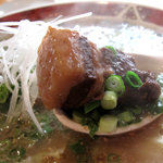 葱一 - 繊維がほぐれる甘濃い醤油味の角煮は、大きいピースが4切れ弱くらい入ってたかなぁ。スープもたっぷり。