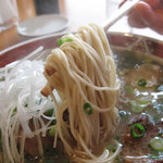 葱一 - 長浜系ラーメン麺くらいの細さだと思います。バリカタで頼むとポキポキ感があります。