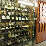 祇園 きだ - ワインセラーと舞妓さんの団扇